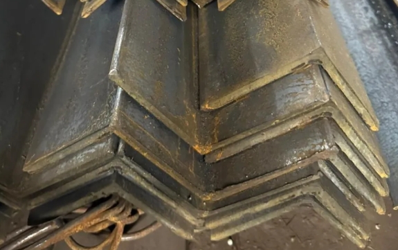 Уголок неравнополочный 63x40 мм