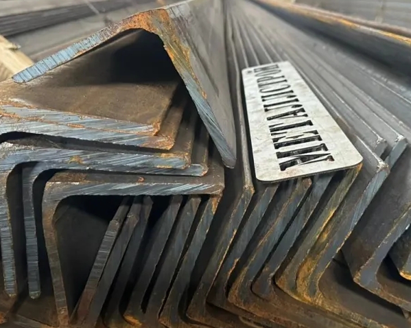 Уголок неравнополочный 200x125 мм