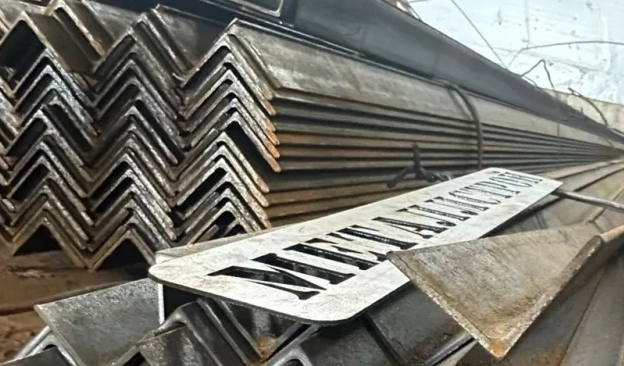 Уголок равнополочный 200x200 мм